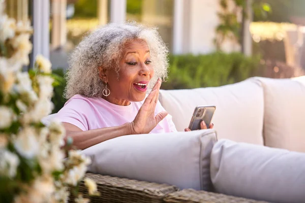 Seniorin Sitzt Hause Draußen Garten Und Telefoniert Mit Dem Handy — Stockfoto