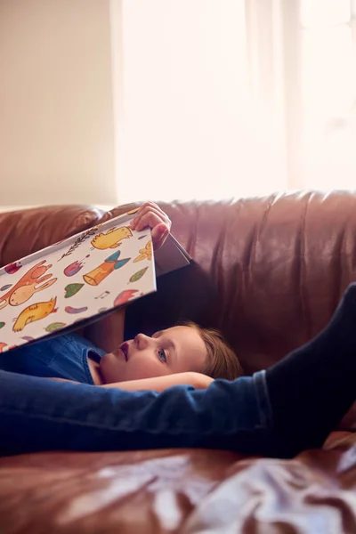 Close Father Daughter Lying Sofa Home Girl Reads Book — Stock Photo, Image