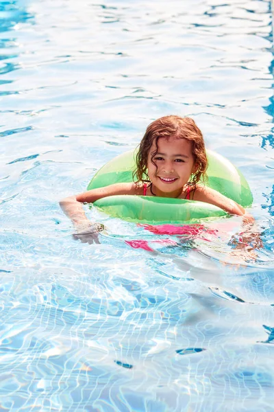 Ung Flicka Lär Sig Simma Med Uppblåsbar Ring Poolen Sommarsemester — Stockfoto