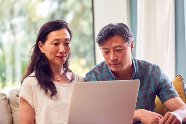 Volwassen Paar Zitten Bank Thuis Het Bekijken Van Persoonlijke Financiën — Stockfoto