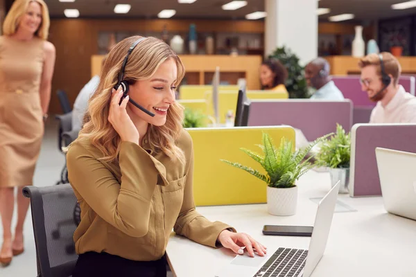 Bizneswoman Słuchawkach Telefonicznych Rozmawia Dzwoniącym Centrum Obsługi Klienta — Zdjęcie stockowe