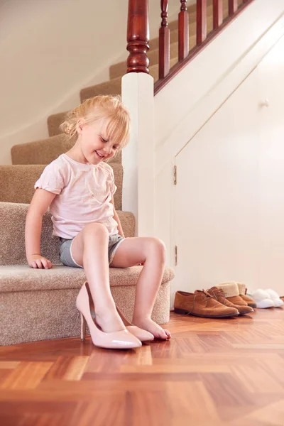 Menina Jovem Sentada Escadas Vestindo Vestindo Sapatos Mãe — Fotografia de Stock