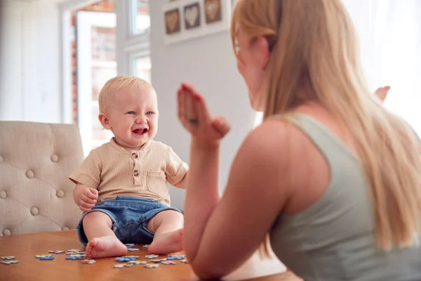 Mãe Bebê Filho Divertindo Sentado Mesa Casa Fazendo Quebra Cabeça — Fotografia de Stock