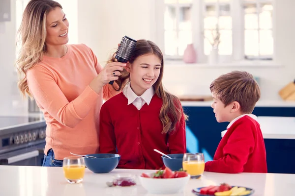 Moeder Borstels Dochter Haar Als Kinderen School Uniform Eten Ontbijt — Stockfoto