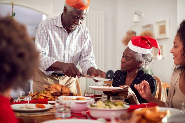 Abuelo Tallando Sirviendo Como Familia Multi Generación Disfrutar Comer Comida — Foto de Stock