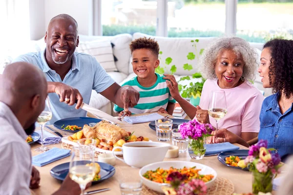 Nonno Intaglio Come Multi Generazione Famiglia Sedersi Intorno Tavolo Casa — Foto Stock