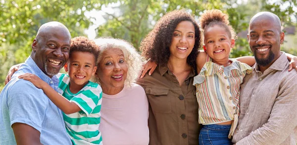 Retrato Sonriente Familia Multigeneracional Casa Jardín Juntos — Foto de Stock