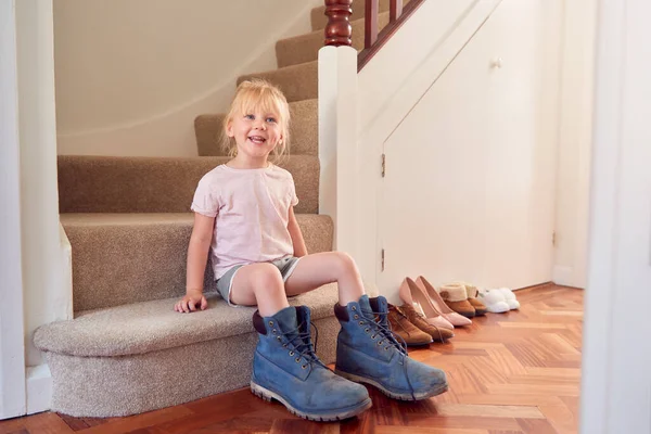 Jovem Sentada Escadas Vestindo Colocando Botas Trabalho Pai — Fotografia de Stock