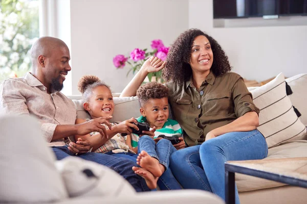 Pais Sentados Sofá Com Crianças Casa Jogando Videogame Juntos — Fotografia de Stock