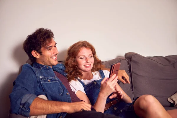 Paar Sitzt Hause Auf Sofa Der Lounge Und Schaut Gemeinsam — Stockfoto