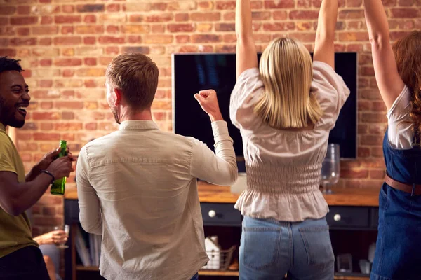 Achteraanzicht Van Multi Culturele Groep Van Vrienden Kijken Naar Sport — Stockfoto