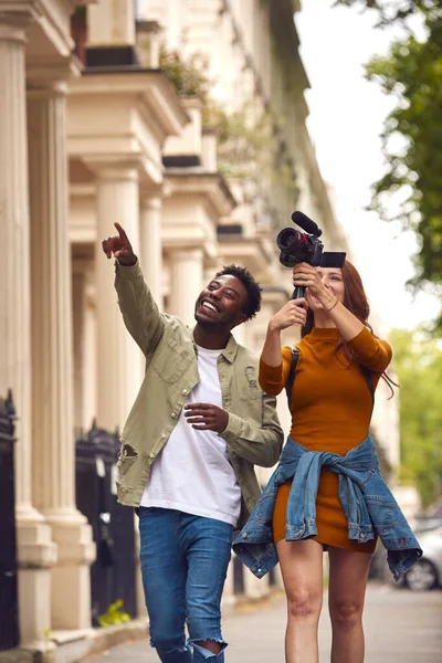 Young Couple Travelling City Together Vlogging Video Camera Handheld Tripod — Stock Photo, Image