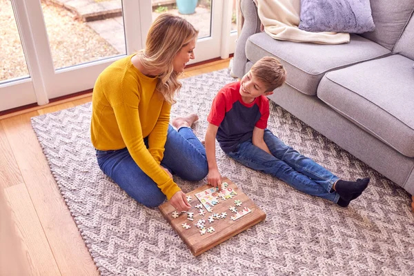 Moeder Zoon Thuis Aan Het Puzzelen Vloer Van Lounge Samen — Stockfoto