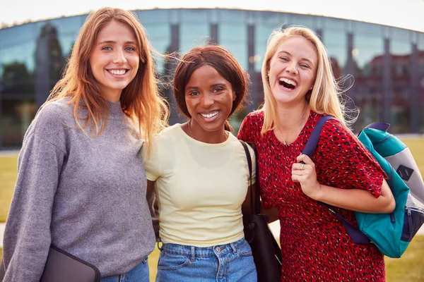 Porträt Von Drei Weiblichen Universitäts Oder Hochschulstudentinnen Die Draußen Vor — Stockfoto