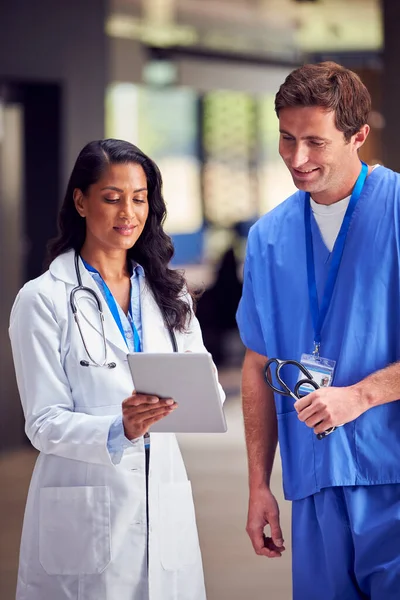 Dois Funcionários Médicos Casacos Brancos Esfrega Com Tablet Digital Tendo — Fotografia de Stock