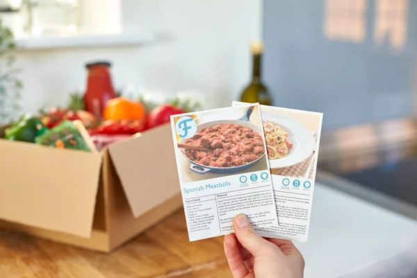 Close Hand Kitchen Segurando Cartões Receita Para Refeição Online Kit — Fotografia de Stock