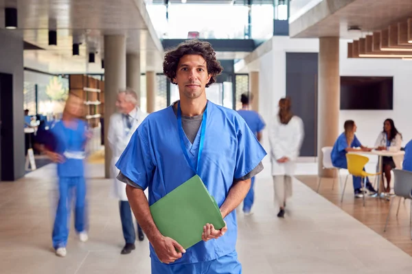 Portrét Mužského Lékaře Nosící Oděvy Držící Poznámky Pacientů Rušné Nemocnici — Stock fotografie