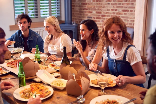 Multikulturelle Freundesgruppe Genießt Gemeinsam Bier Und Pizza Hause — Stockfoto