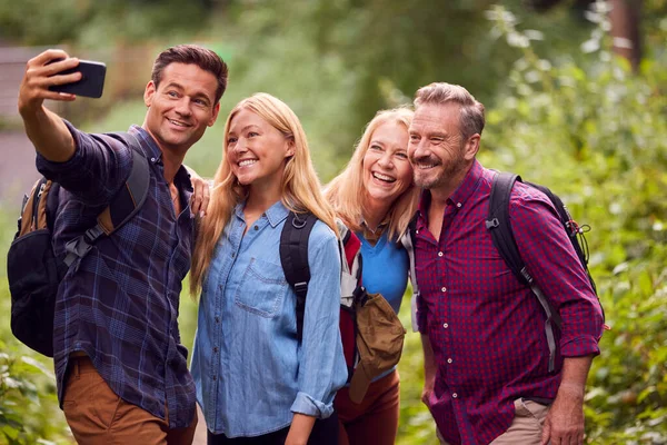 Group Friends Posing Selfie Countryside Taking Picture Phone Hike Path — Stock Photo, Image