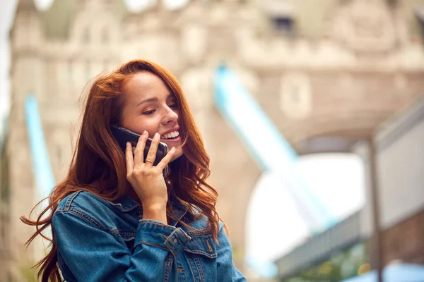 Feminino Vlogger Viajando Através Londres Fazendo Chamada Telefônica Telefone Celular — Fotografia de Stock