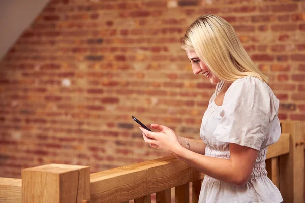 Mujer Pie Junto Escalera Madera Casa Usando Teléfono Móvil — Foto de Stock