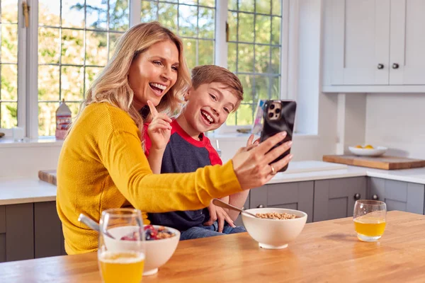 Matka Syn Doma Jíst Snídani Obiloviny Kuchyni Pózování Pro Selfie — Stock fotografie