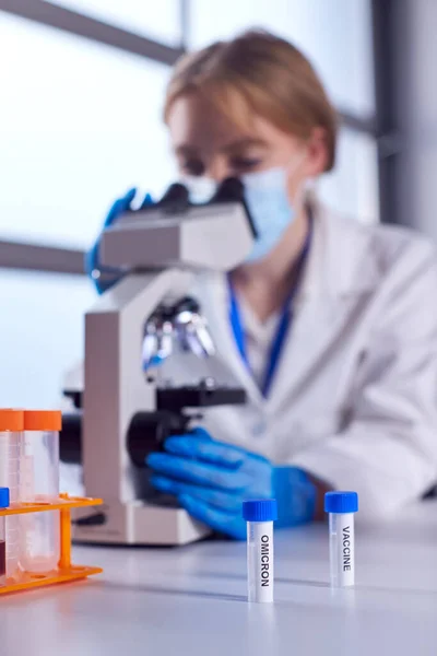 Lavoratrice Laboratorio Che Indossa Ppe Che Ricerca Variante Vaccino Covid — Foto Stock