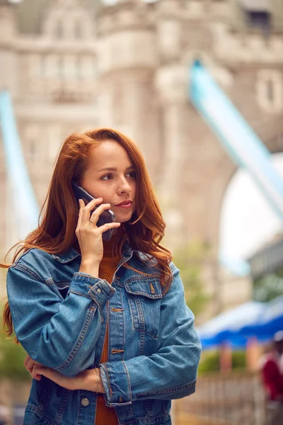 Londra Gezen Tower Köprüsü Nün Oradaki Cep Telefonundan Arama Yapan — Stok fotoğraf