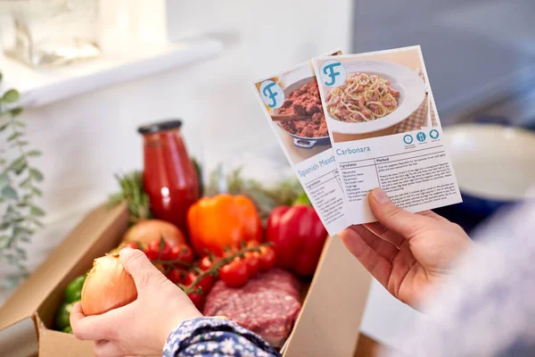 Közelkép Kéz Konyhában Tartja Recept Kártyák Online Élelmiszer Recept Kit — Stock Fotó
