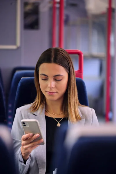 Empresaria Viajando Para Trabajar Tren Mirando Teléfono Móvil — Foto de Stock