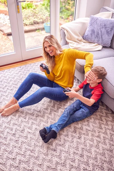 Мать Сын Дома Играют Видеоигры Вместе Женщиной Жульничая Выиграть — стоковое фото
