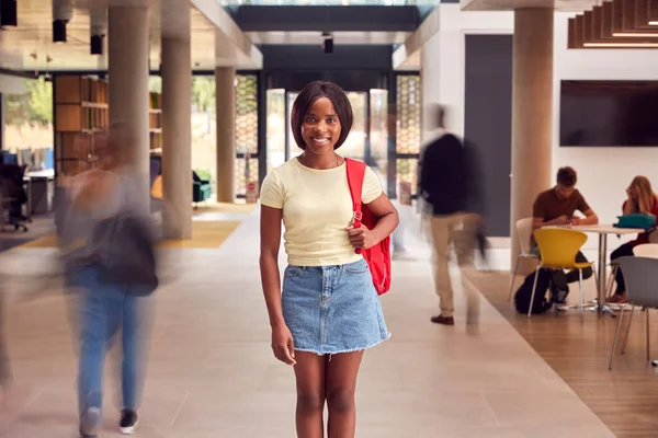 Retrato Una Estudiante Sonriente Edificio Ocupado Universidad Universidad — Foto de Stock