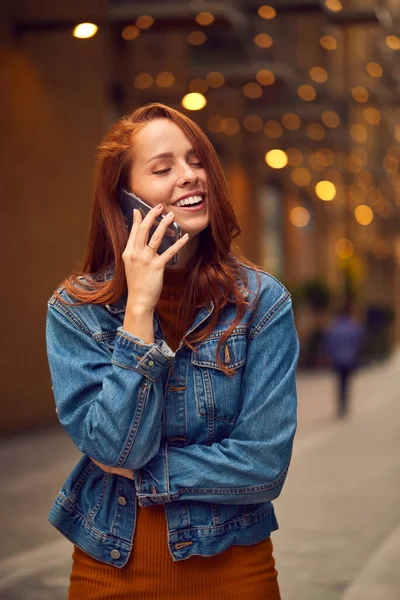 Feminino Vlogger Viajando Através Cidade Fazendo Chamada Telefônica Telefone Celular — Fotografia de Stock