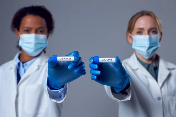 Due Medici Donne Nei Cappotti Laboratorio Che Tengono Tubi Della — Foto Stock