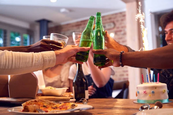 Multi Culturele Groep Van Vrienden Vieren Verjaardag Met Feest Taart — Stockfoto