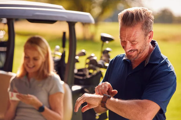 Olgun Çiftin Arabasında Oturup Birlikte Golf Oynamasını Izleyen Bir Adam — Stok fotoğraf