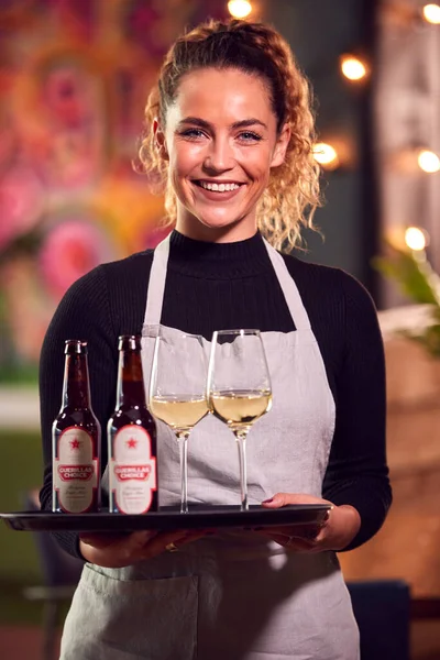 Retrato Sonriente Servidor Femenino Sosteniendo Bandeja Bebidas Bar Club Fresco —  Fotos de Stock