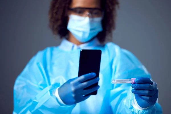 Lavoratrice Laboratorio Femminile Ppe Con Maschera Facciale Provetta Scansione Degli — Foto Stock