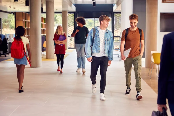 Twee Mannelijke Studenten Drukke Universiteit College Gebouw Praten Als Lopen — Stockfoto