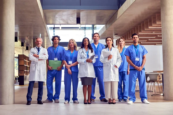 Portret Van Een Multicultureel Medisch Team Dat Uniform Het Ziekenhuis — Stockfoto