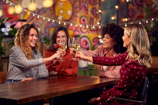 Grupo Multi Cultural Amigos Sexo Feminino Comemorando Fazendo Brinde Desfrutando — Fotografia de Stock