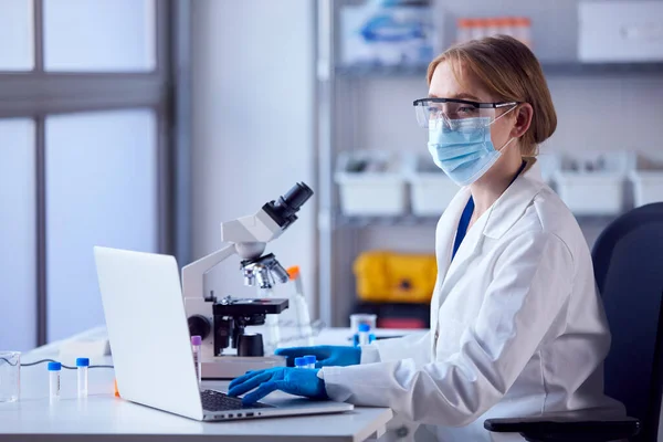 Trabajadora Laboratorio Usando Capa Laboratorio Analizando Muestras Laboratorio Con Ordenador — Foto de Stock