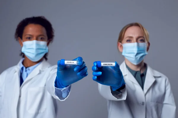Dois Médicos Fêmeas Revestimentos Laboratório Que Prendem Tubos Teste Etiquetados — Fotografia de Stock
