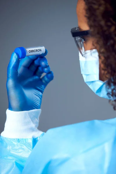 Trabalhadora Laboratório Feminina Que Usa Tubo Teste Detenção Ppe Rotulado — Fotografia de Stock