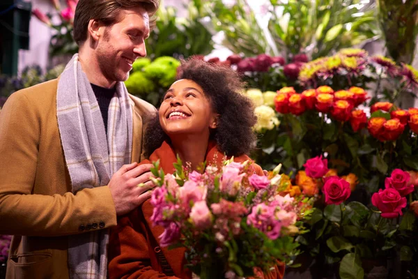 Paar Kiezen Bloemen Van Bloemist Stal Outdoor Kerstmarkt — Stockfoto