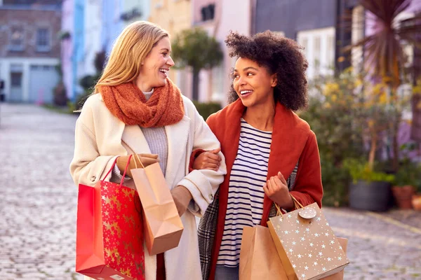 Mujer Con Amigo Compras Navidad Caminando Calle Ciudad Con Bolsas —  Fotos de Stock