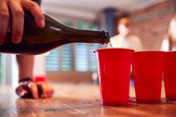 Close Homem Derramando Vinho Copos Plástico Para Amigos Festa Casa — Fotografia de Stock