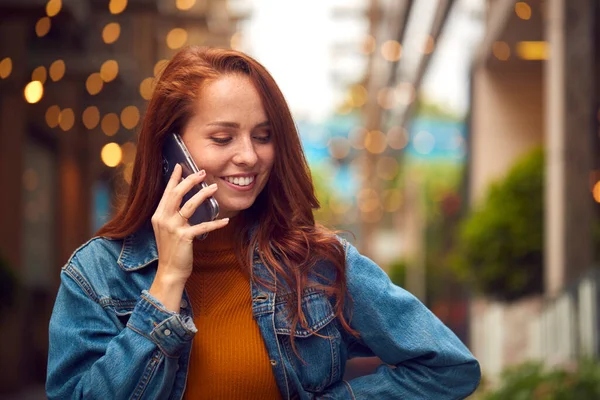 Női Vlogger Utazás Városon Keresztül Telefonhívás Mobil Telefon Utcán — Stock Fotó