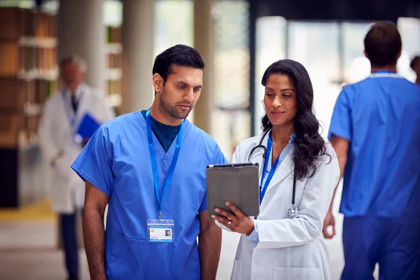 Δύο Ιατρικό Προσωπικό Λευκά Παλτά Και Scrubs Ψηφιακή Ταμπλέτα Έχοντας — Φωτογραφία Αρχείου