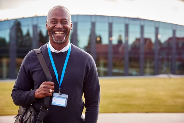 Porträtt Manliga Universitet Eller College Handledare Utomhus Med Modernt Campus — Stockfoto